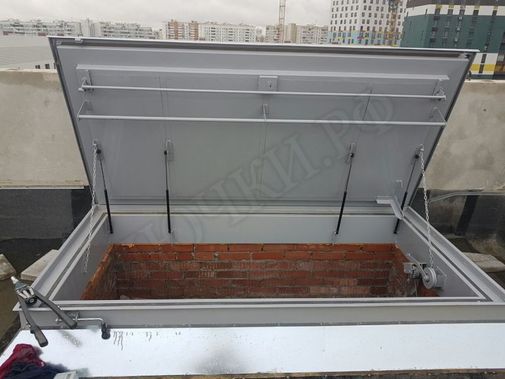 Люк для выхода на крышу 700*1000, поручень справа (габарит 950*1250) Люк для выхода на крышу 700*1000, поручень справа (габарит 950*1250)